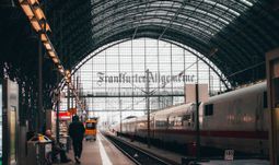 Junior bankers quit in Germany over hours, pay, return to office