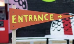 a sign that says entrance