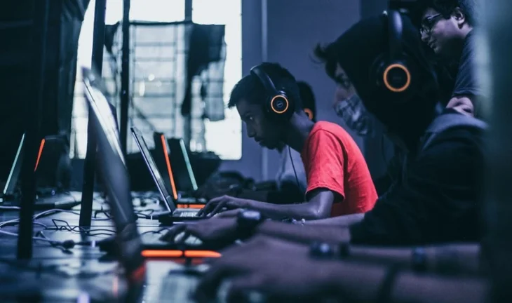 The highest salaries for developers, by industry