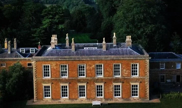 Morning Coffee: Ex-Barclays MD now rents out his large house for £14k a night. Credit Suisse analysts could earn over $200k next year