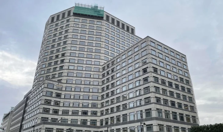 Lingering Credit Suisse staff told to clear desks at Canary Wharf